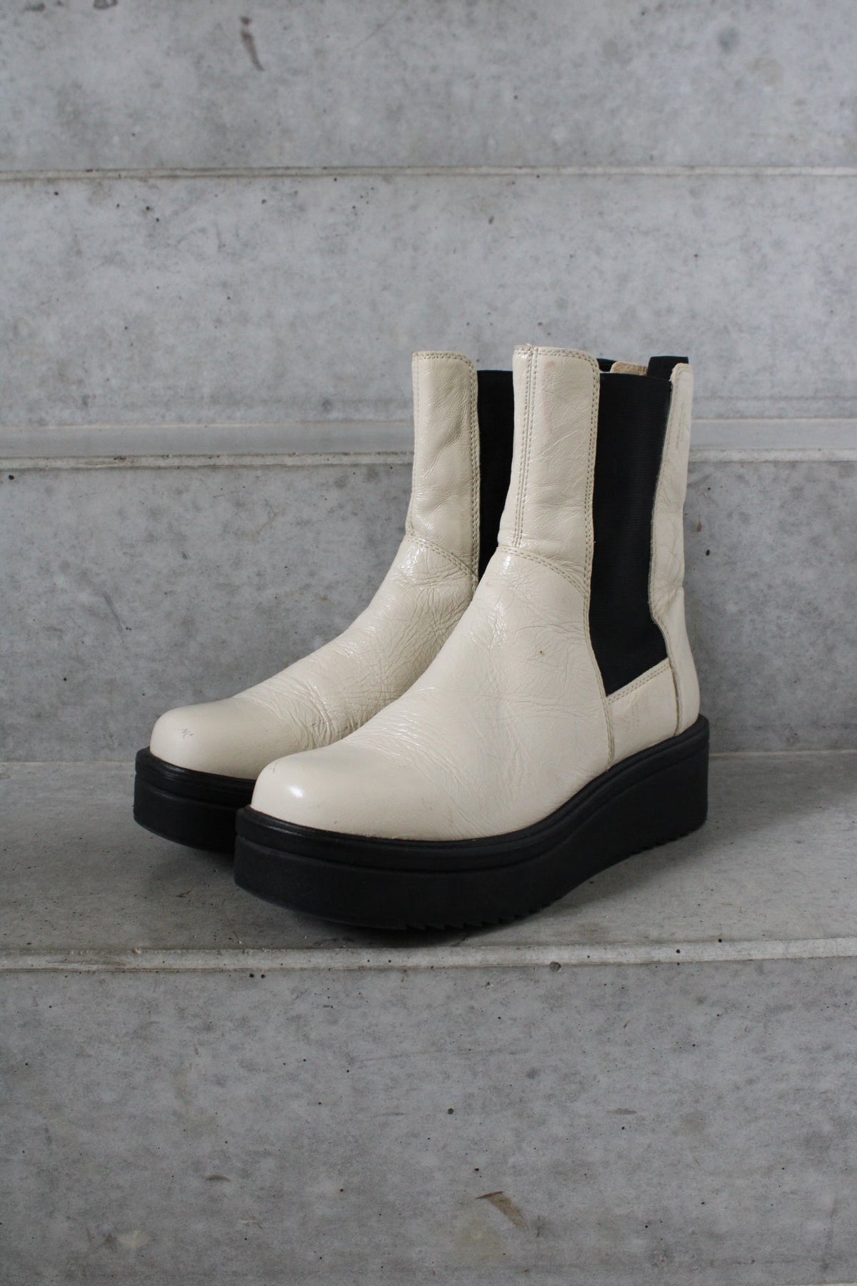 Secondhand white and black leather Vagabond Tara Boots 