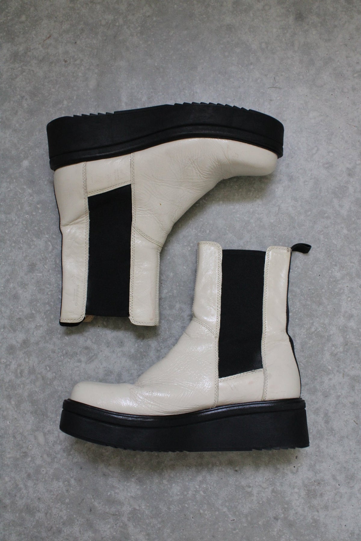 Secondhand white and black leather Vagabond Tara Boots 