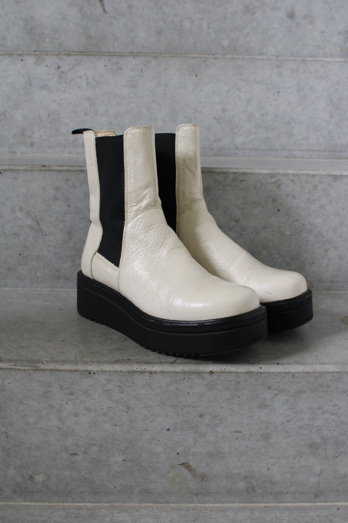 Secondhand white and black leather Vagabond Tara Boots 