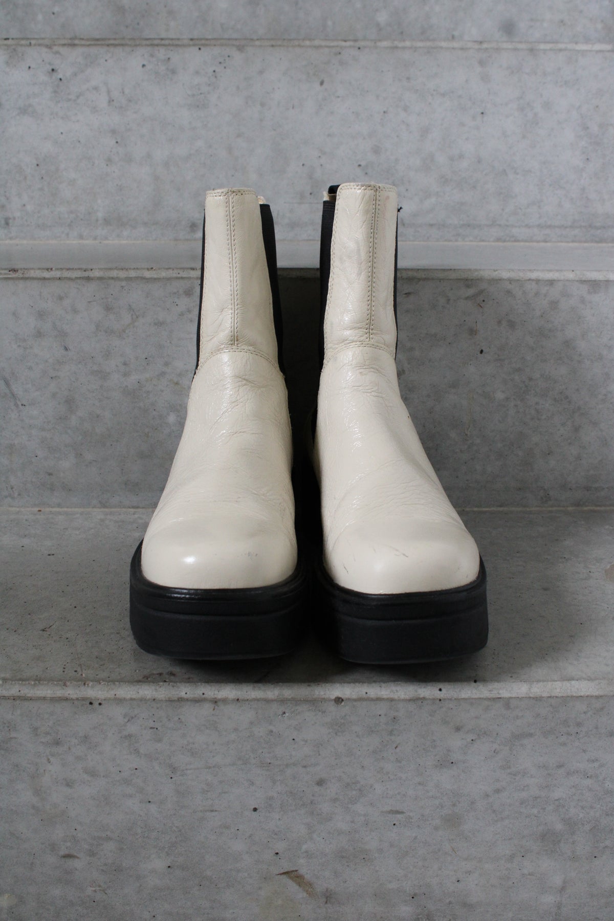 Secondhand white and black leather Vagabond Tara Boots 