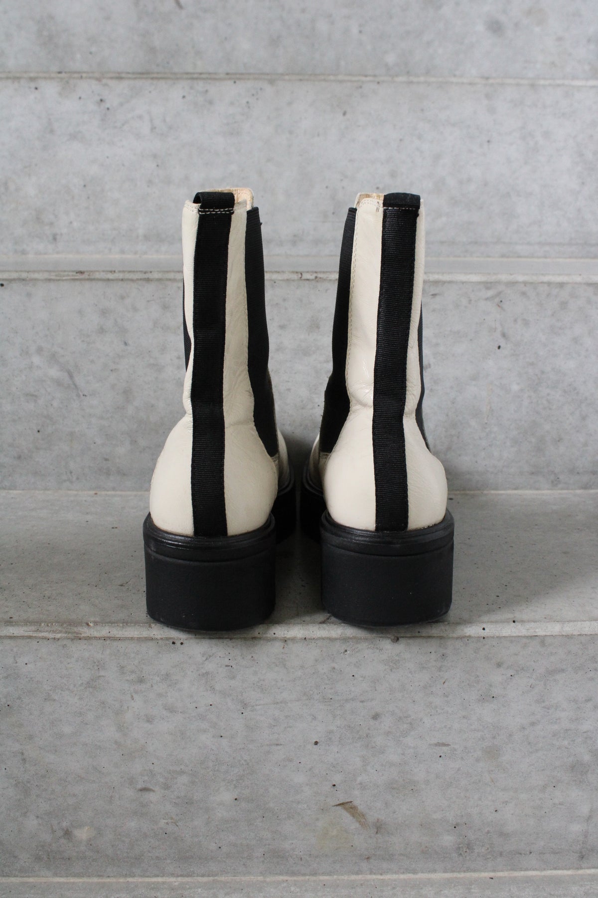 Secondhand white and black leather Vagabond Tara Boots 