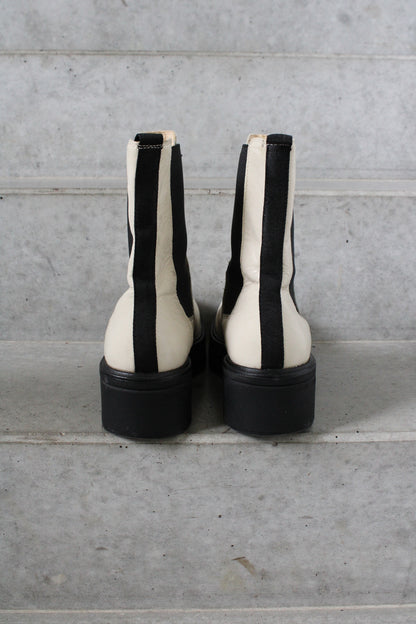 Secondhand white and black leather Vagabond Tara Boots 