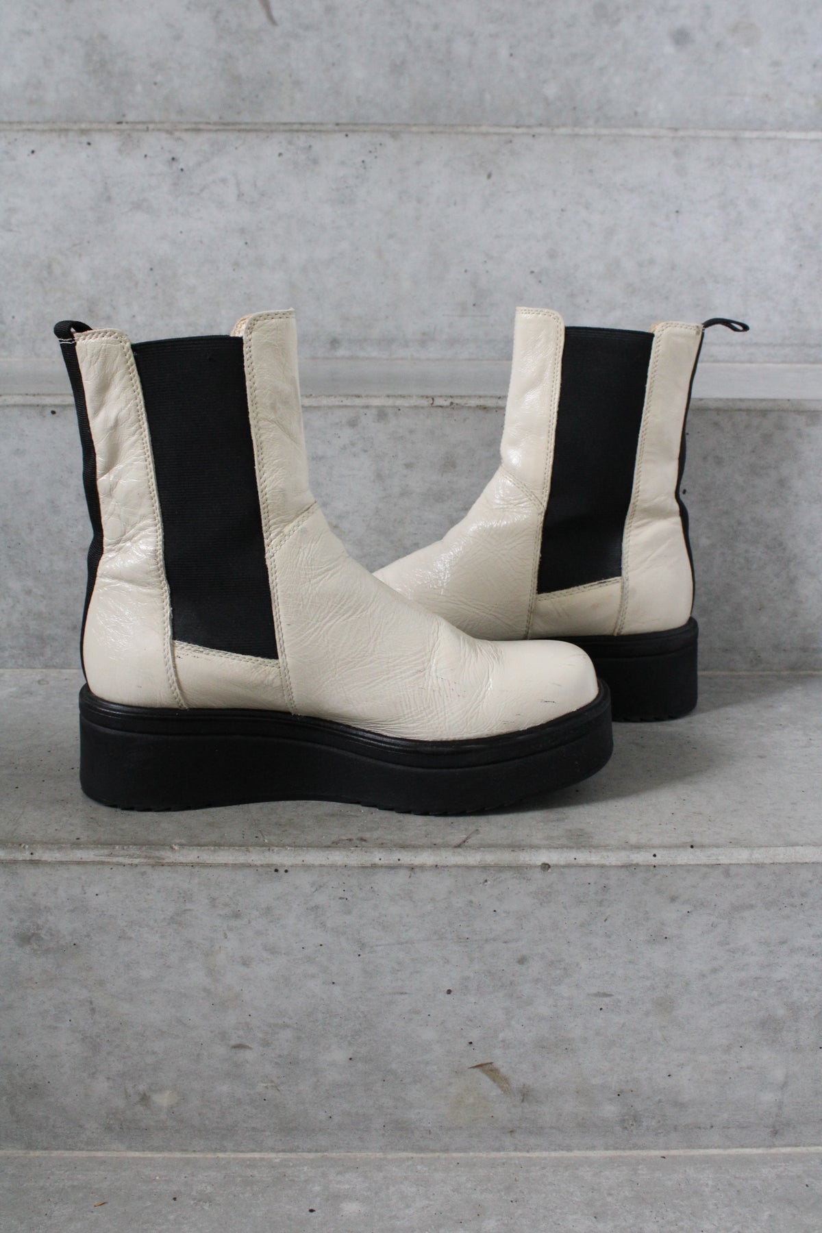 Secondhand white and black leather Vagabond Tara Boots 