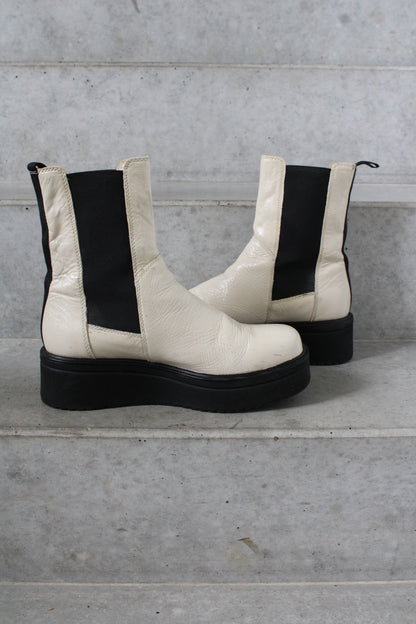 Secondhand white and black leather Vagabond Tara Boots 