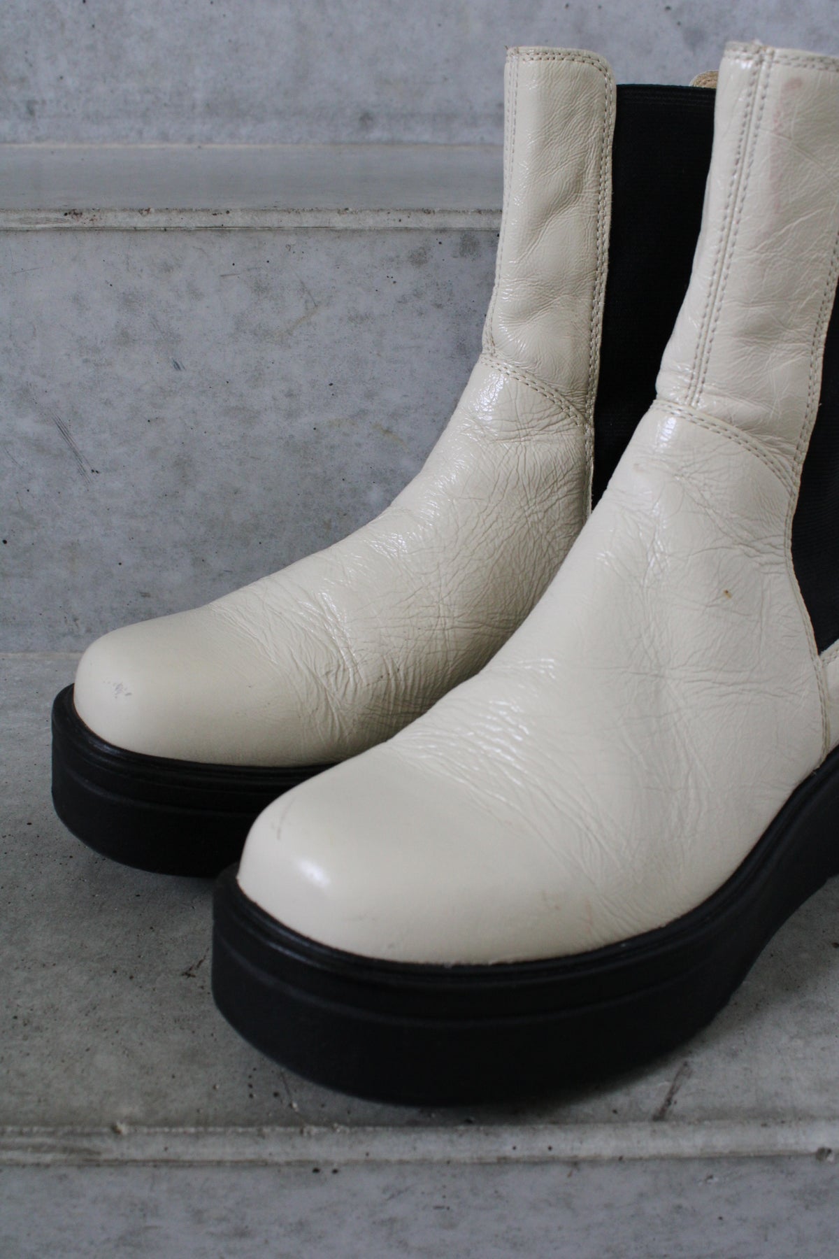 Secondhand white and black leather Vagabond Tara Boots 