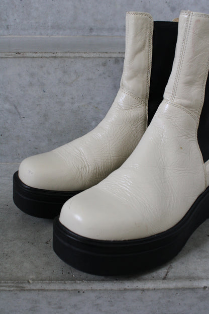 Secondhand white and black leather Vagabond Tara Boots 