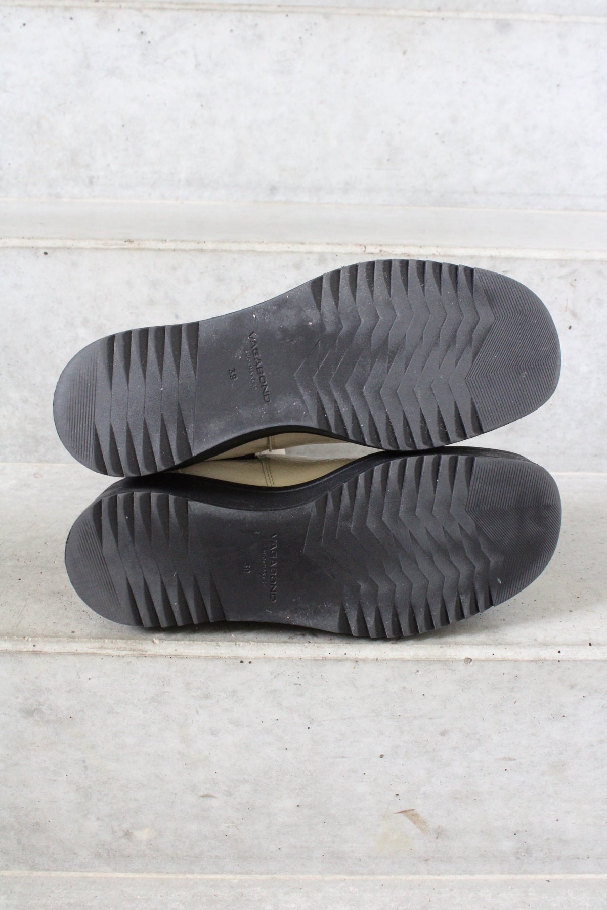 Secondhand white and black leather Vagabond Tara Boots 